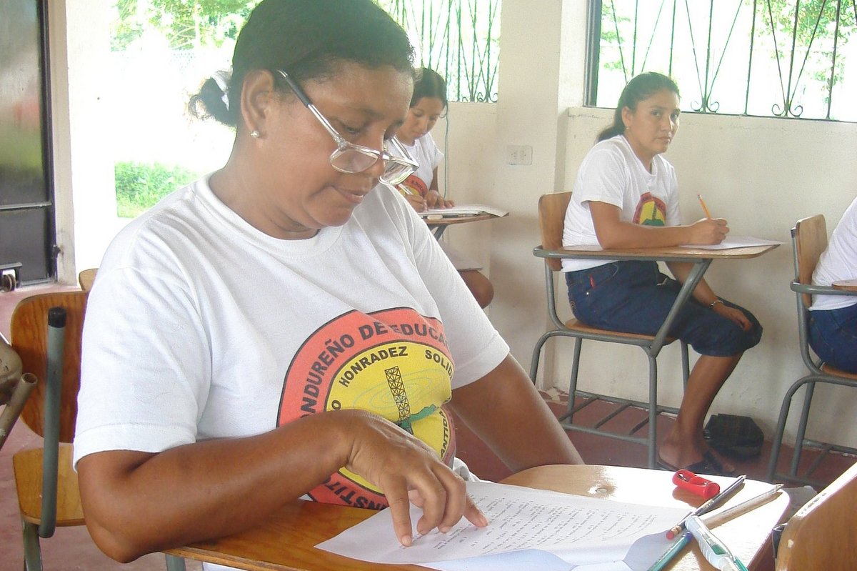 Honduras: Schuelerin der Radioschule