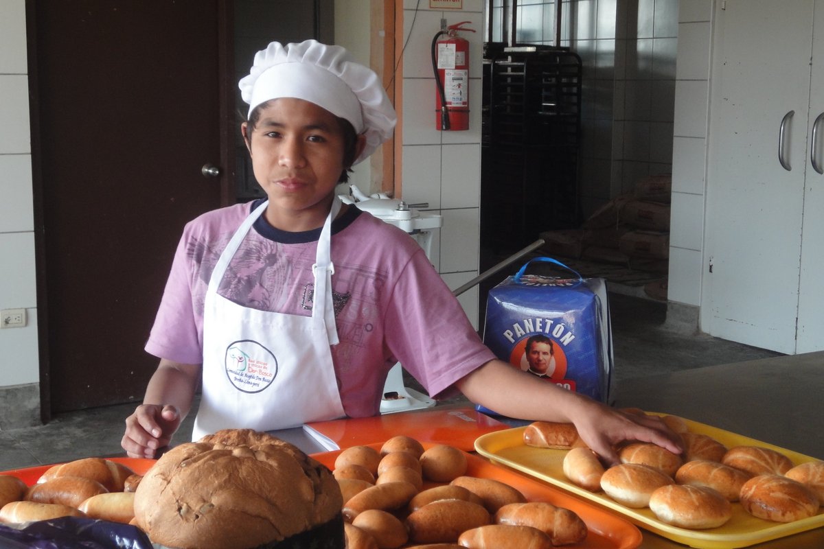 Peru: Baecker-Azubi mit Brot
