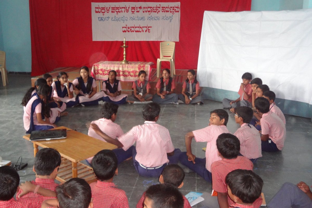 Indien: sitzende Gruppe im Kinderrechtsclub