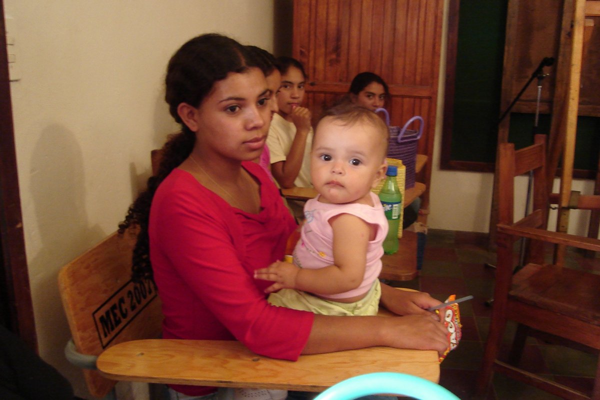 Honduras: Junge Mutter bei der Radioschule