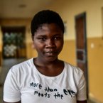 Sierra Leone: Patricia vorm Don Bosco-Klassenraum