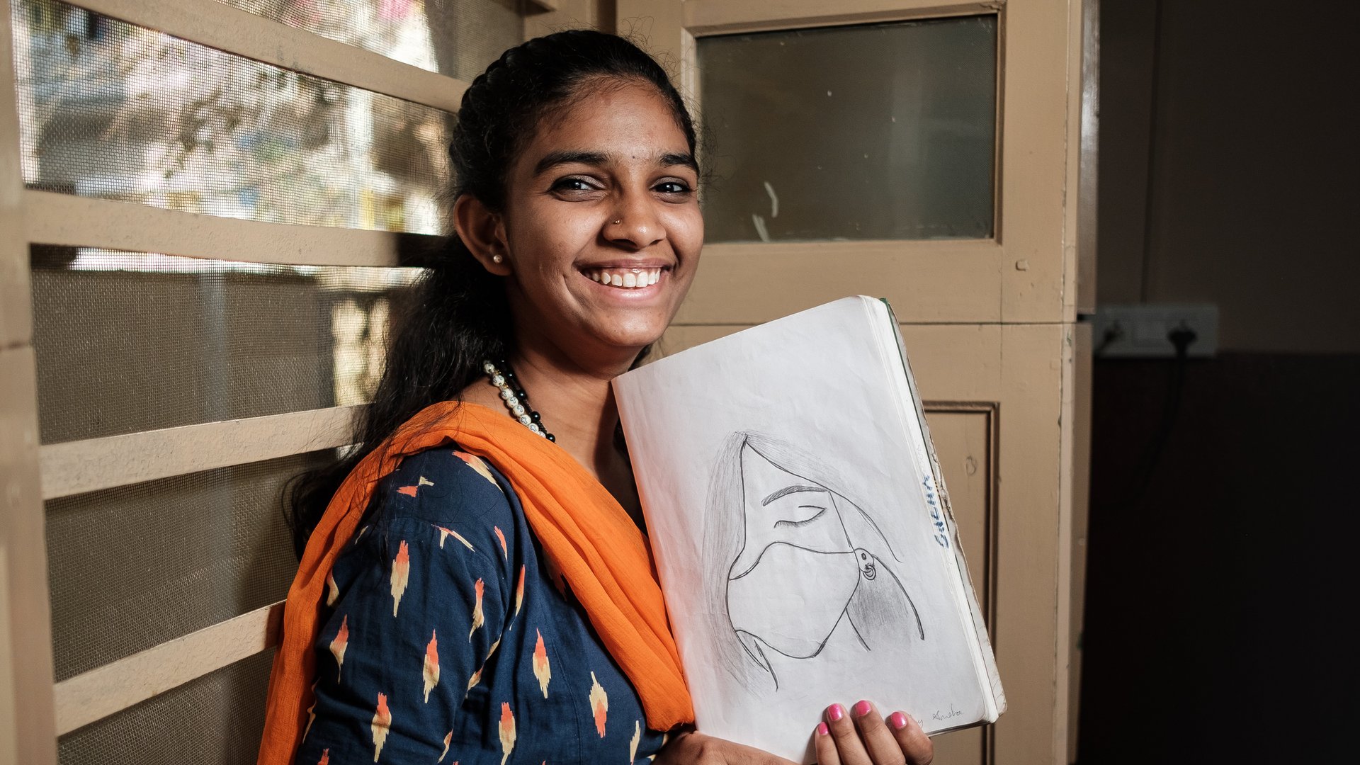 Indien: Mädchen mit Zeichnung