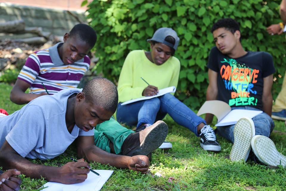 Südafrika: Jugendliche sitzen draußen