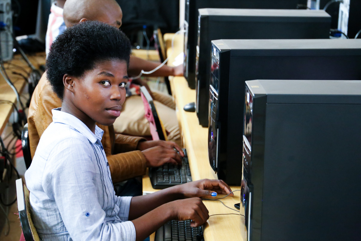 Südafrika: Auszubildende am Computer