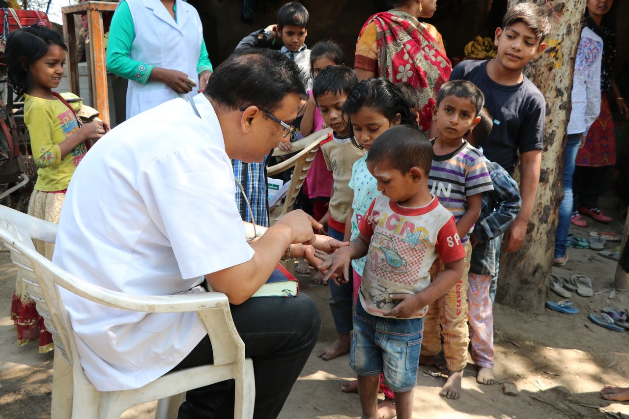 Indien: Patientenschlange an der mobilen Klinik