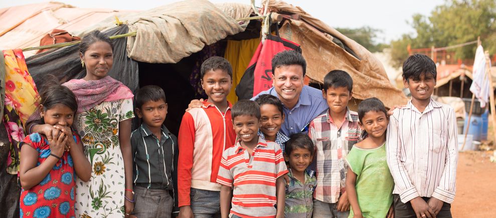 Indien: Father Joy umringt von Kindern Indien: Father Joy umringt von Kindern