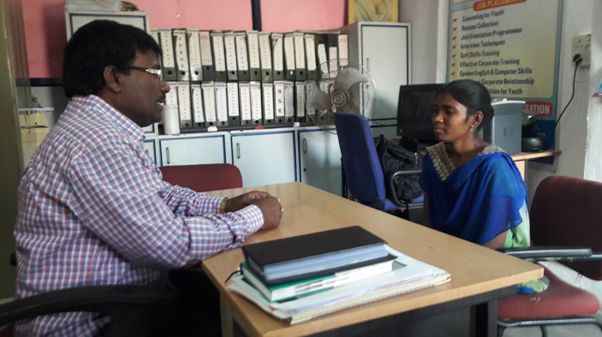 Indien: Gespraechssituation im Buero der Berufsberatung