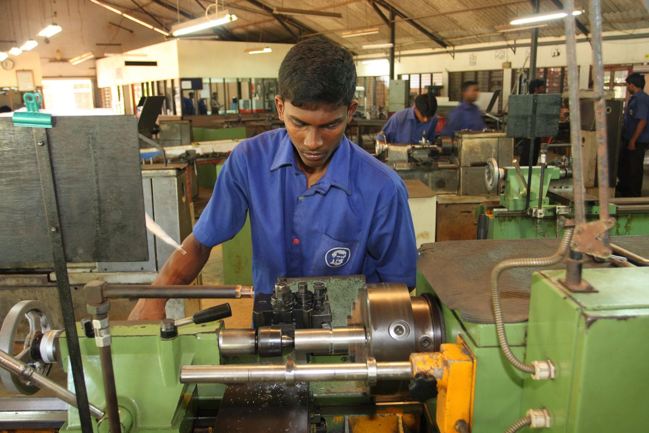Sri Lanka: Azubi an Maschine in Sevana