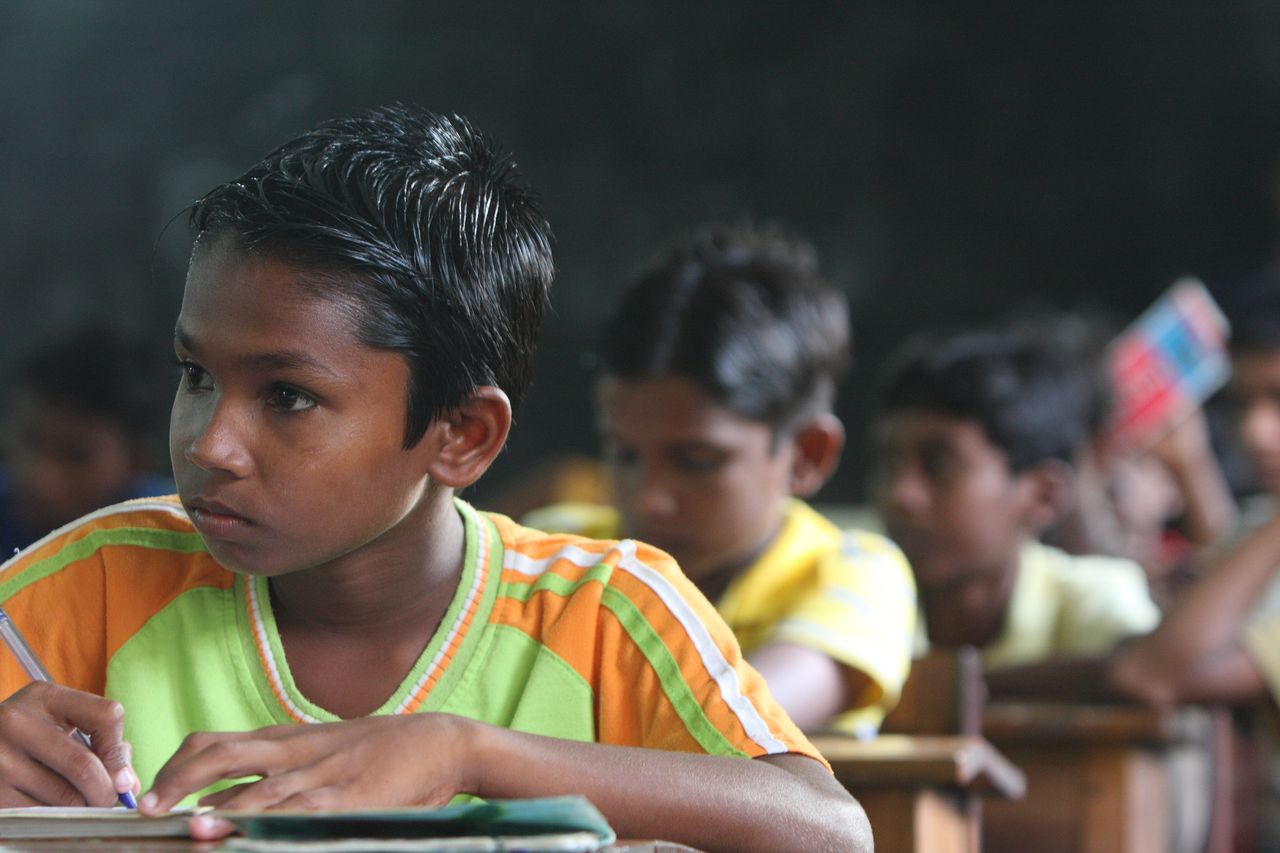 Sri Lanka: lernende Jungen