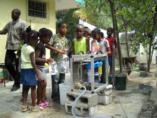 Haiti: Trinkwasseranlage mit Menschen