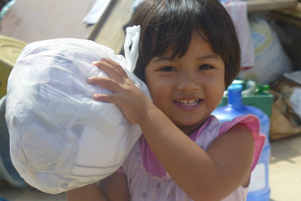 Philippinen: Kind mit Lebensmittelpaket
