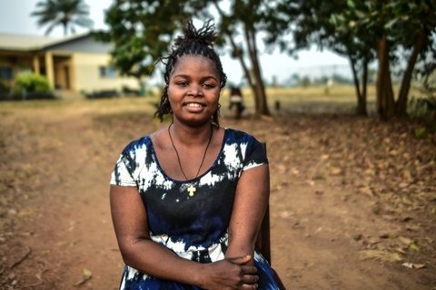Sierra Leone: Theresa schaut in die Kamera