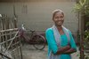 Indien: junge Frau vor einem Fahrrad