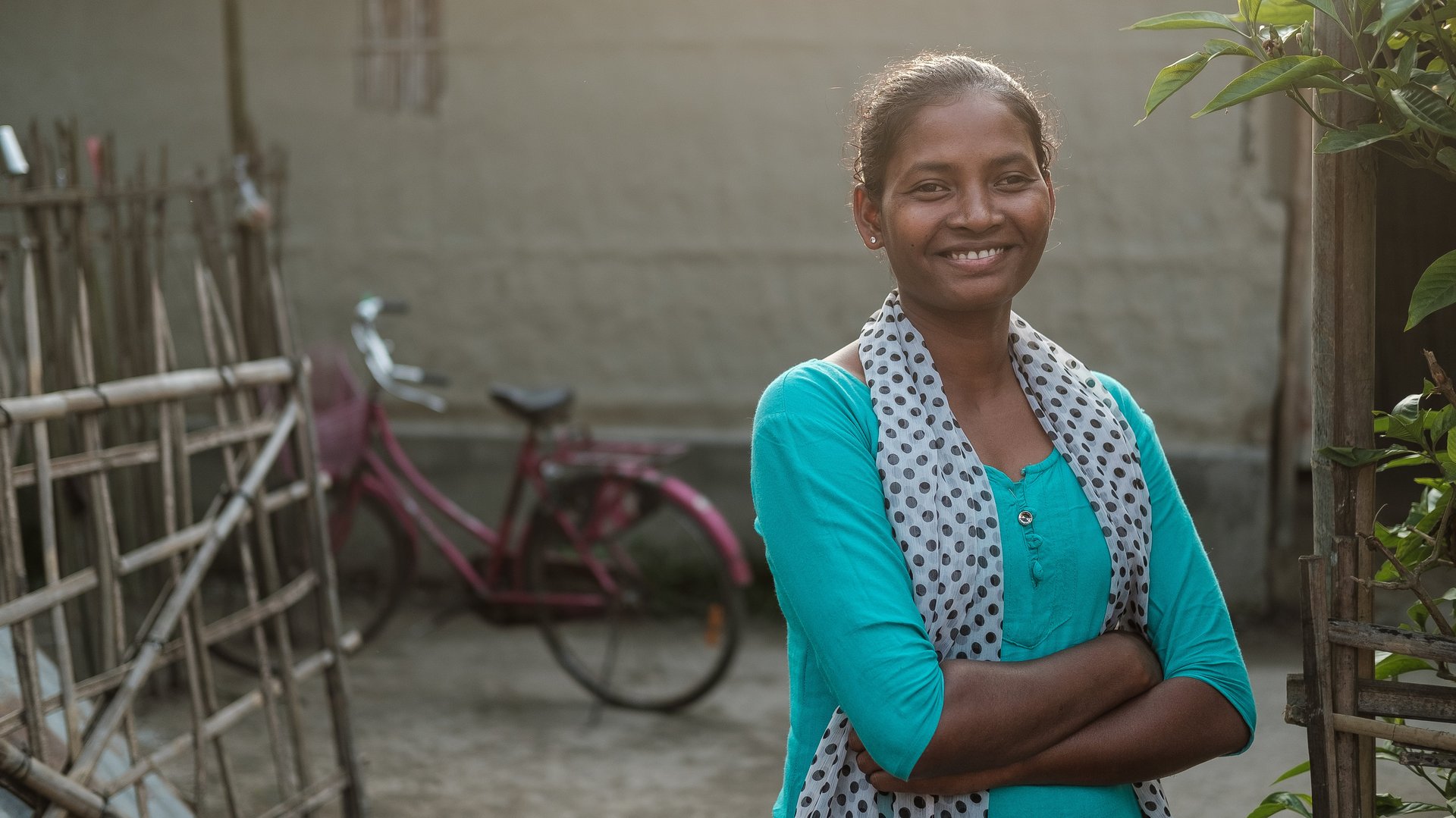 Indien: junge Frau vor einem Fahrrad
