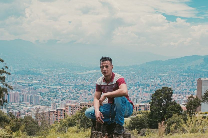 Kolumbien: Azubi Janier vor seinem Viertel