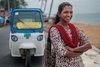 Indien: Nithya vor ihrer E-Rikscha