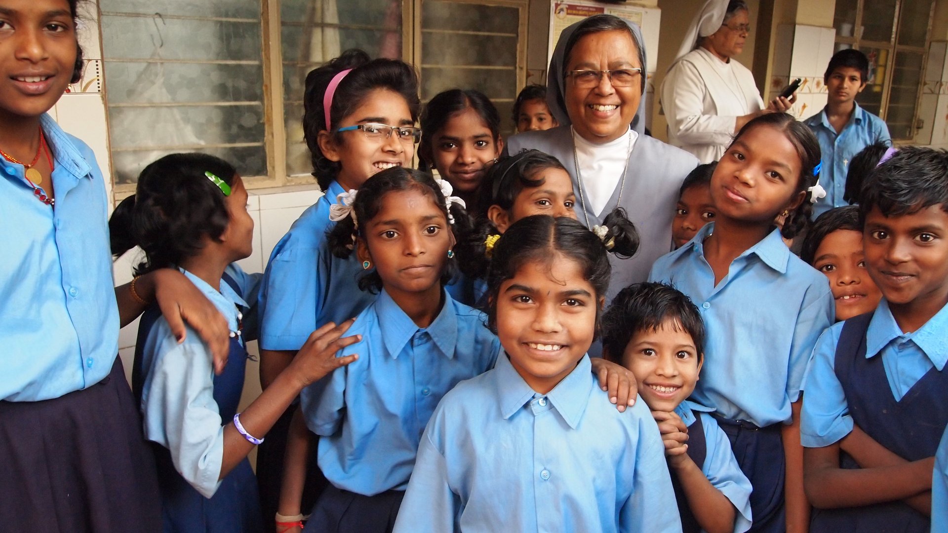 Indien: Schwester Rosy mit Maedchen