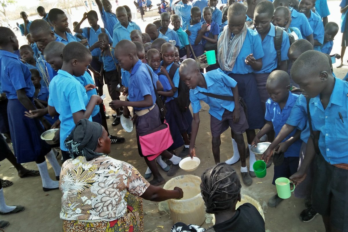 Suedsudan: Fruehstueck in der Schule im Fluechtlingscamp Gumbo 