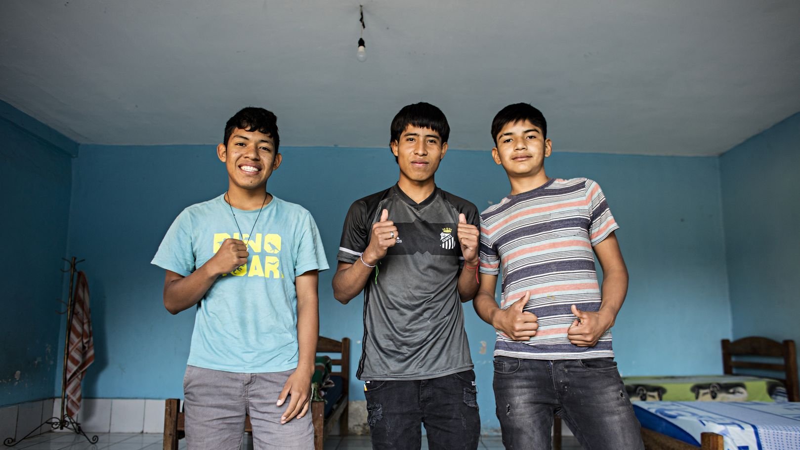 Bolivien: Drei Jungen im Don Bosco-Zentrum