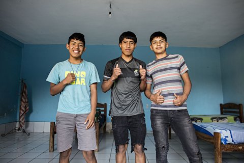 Bolivien: Drei Jungen im Don Bosco-Zentrum