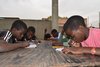 Angola - Kinder beim Lernen