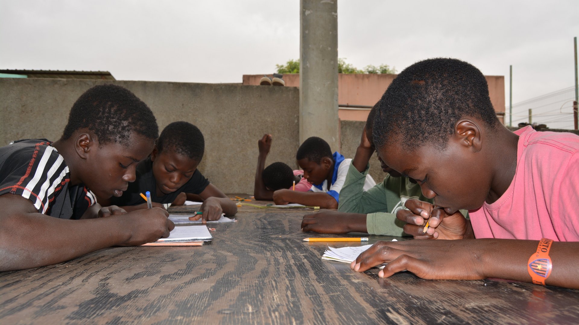 Angola - Kinder beim Lernen