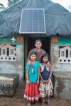 Indien: Familie vor ihrem Haus