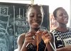 Sierra Leone: Maedchen beim Stricken