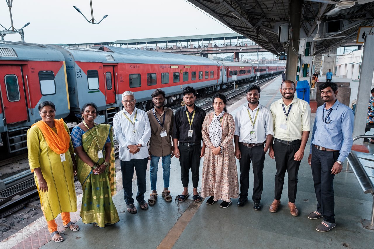 Indien: Don Bosco-Team am Bahnhof Bangalore