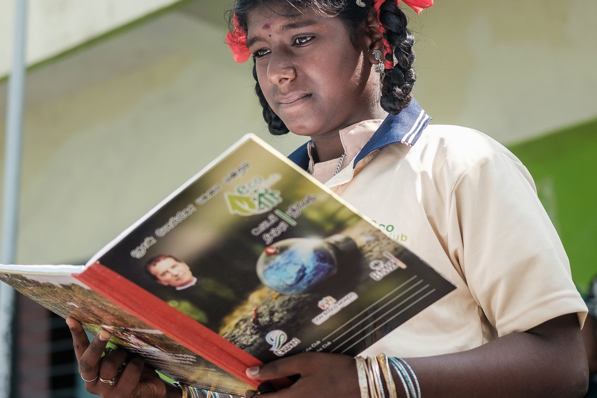 Indien: Öko-Klub Mitglied mit Lehrbuch