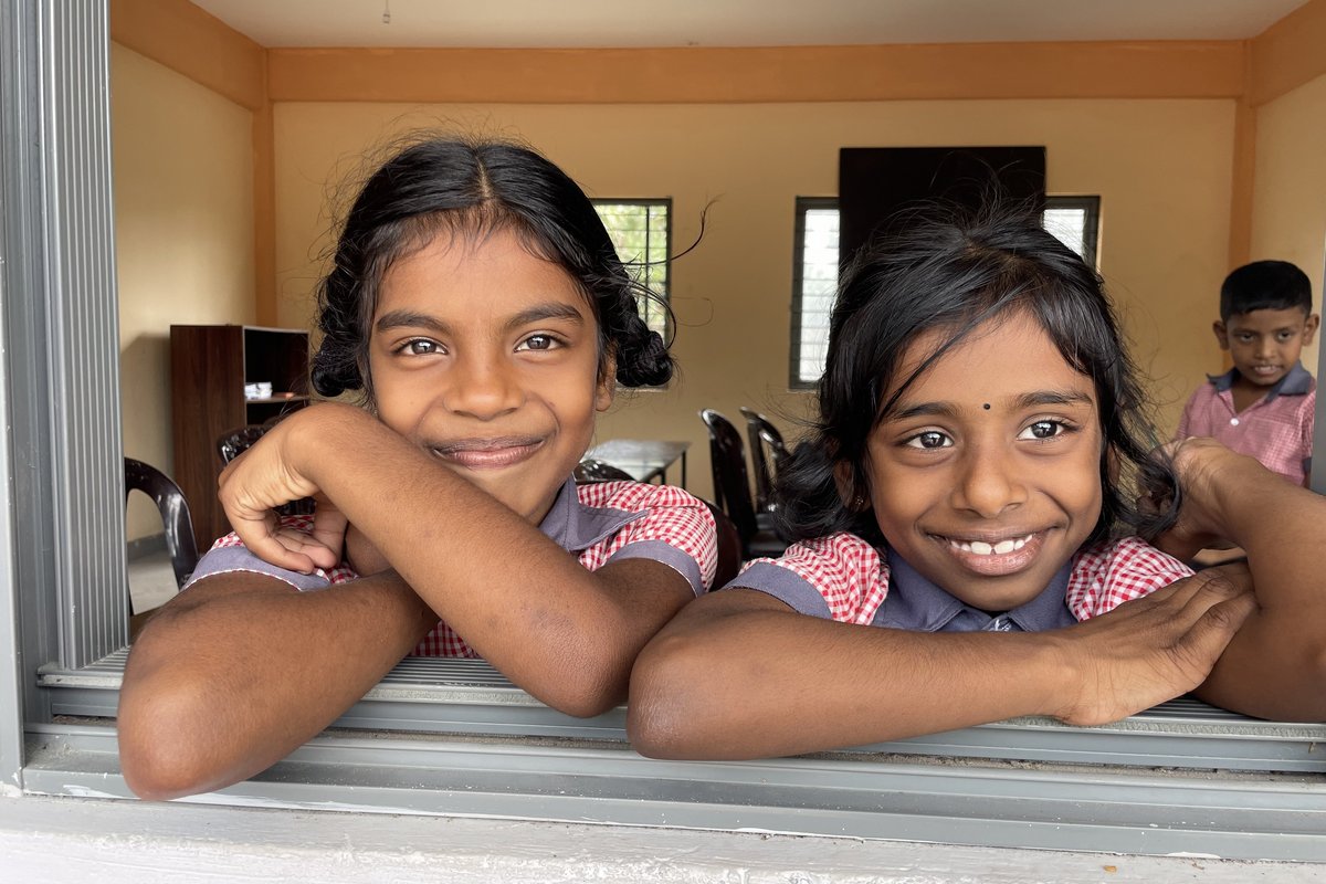 Sri Lanka: zwei lächelnde Mädchen Sri Lanka: zwei lächelnde Mädchen