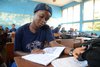 Sierra Leone: Schulmaedchen beim Lesen