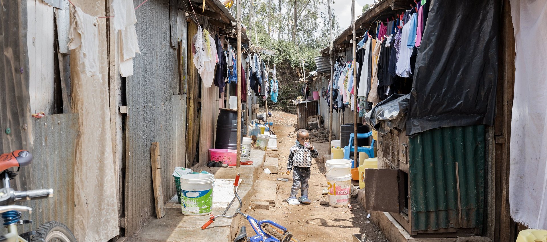 Kenia: Straßenszene im Slum Kuwinda