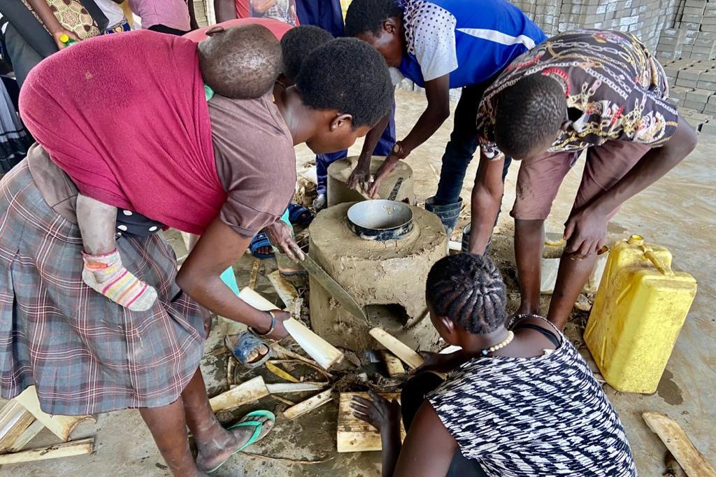 Uganda: Frauen in Palabek stellen Kochstellen her