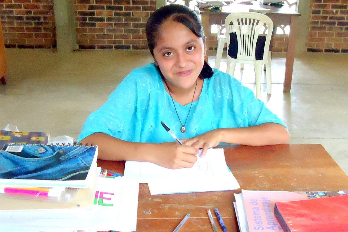 Guatemala: lernende junge Frau