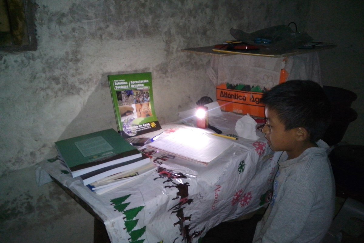 Honduras: Lernen im Schein einer Solarlampe