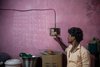 Indien: erster Stromanschluss in einem Haus