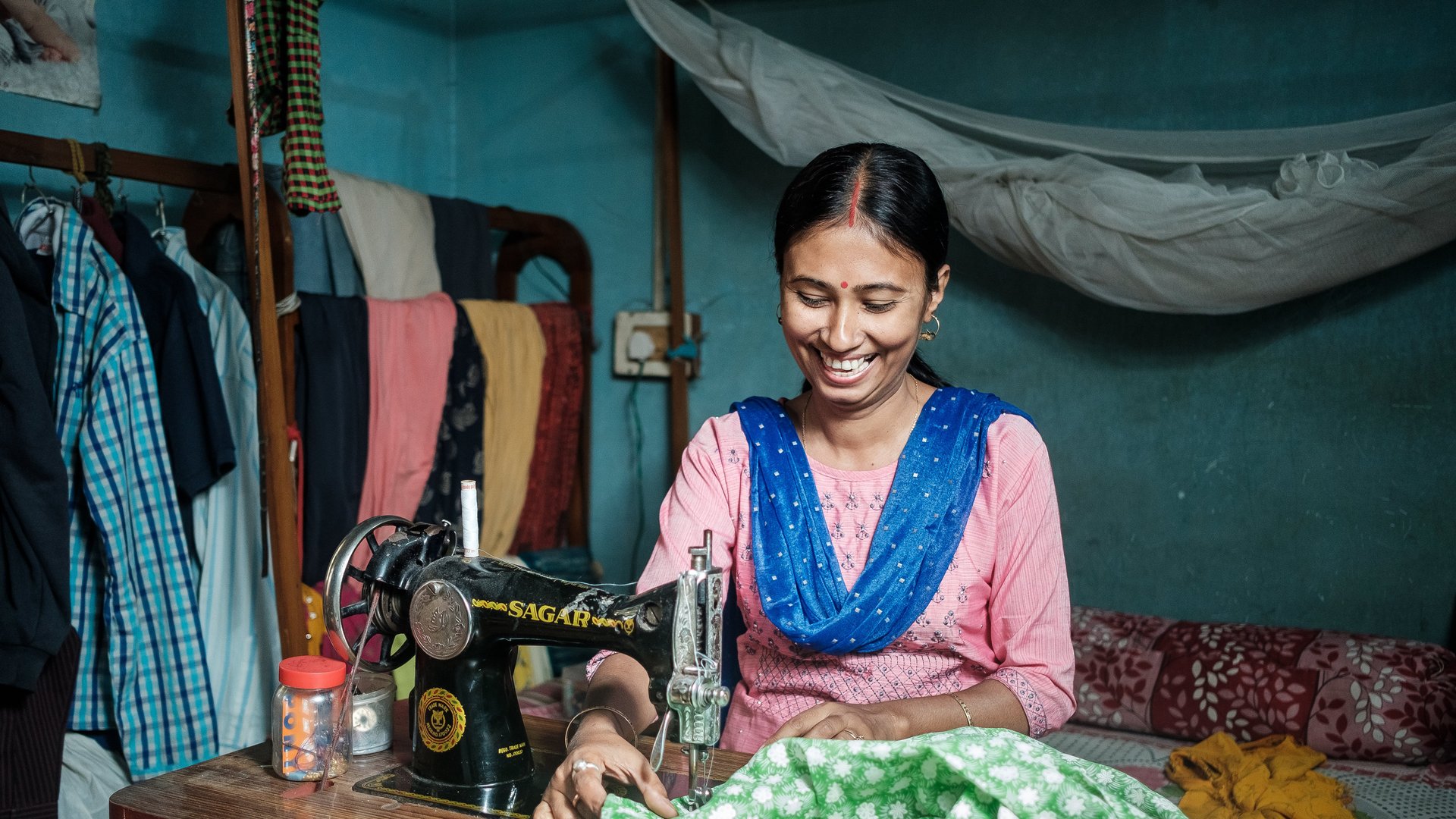 Indien: Jyotimoni an ihrer Maschine
