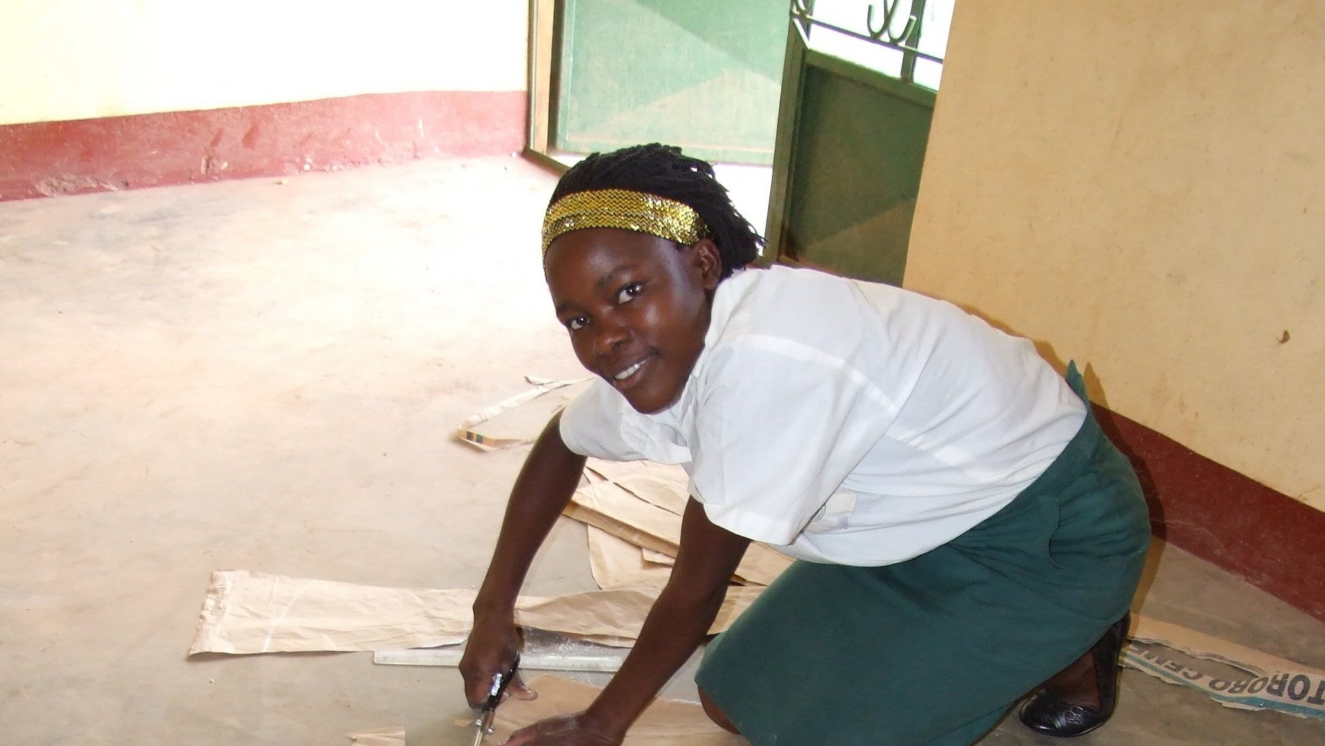 Uganda: Schneiderin beim Zuschnitt im Bildungszentrum Kamuli