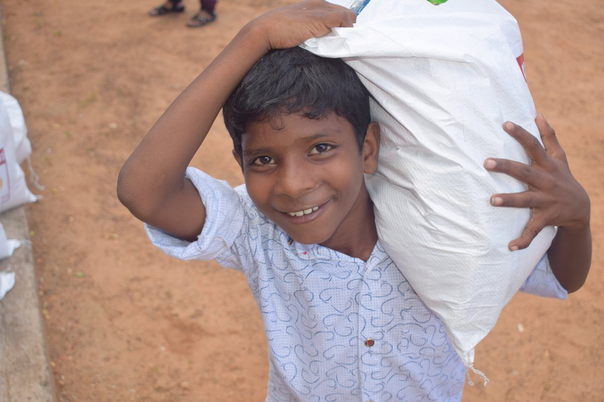 Indien: Junge mit Lebensmittelpaket Corona Nothilfe