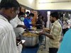 Indien: Essensverteilung an gestrandete Wanderarbeiter