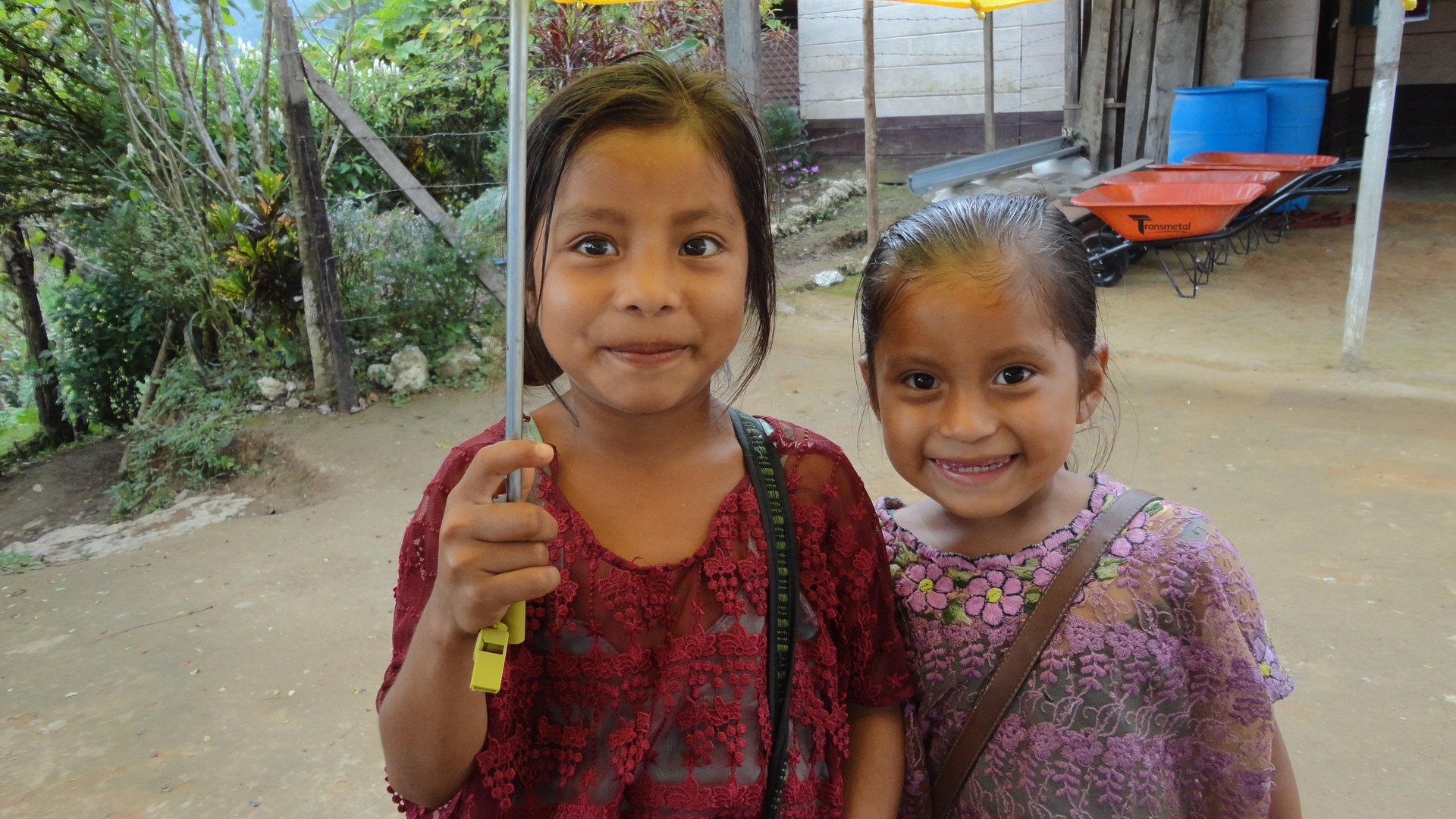 Guatemala: Zwei Maedchen unterm Regenschirm