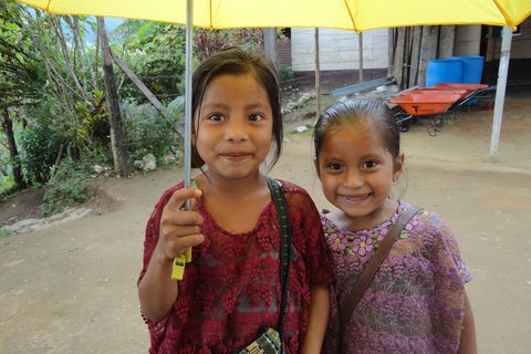 Guatemala: Zwei Maedchen unterm Regenschirm