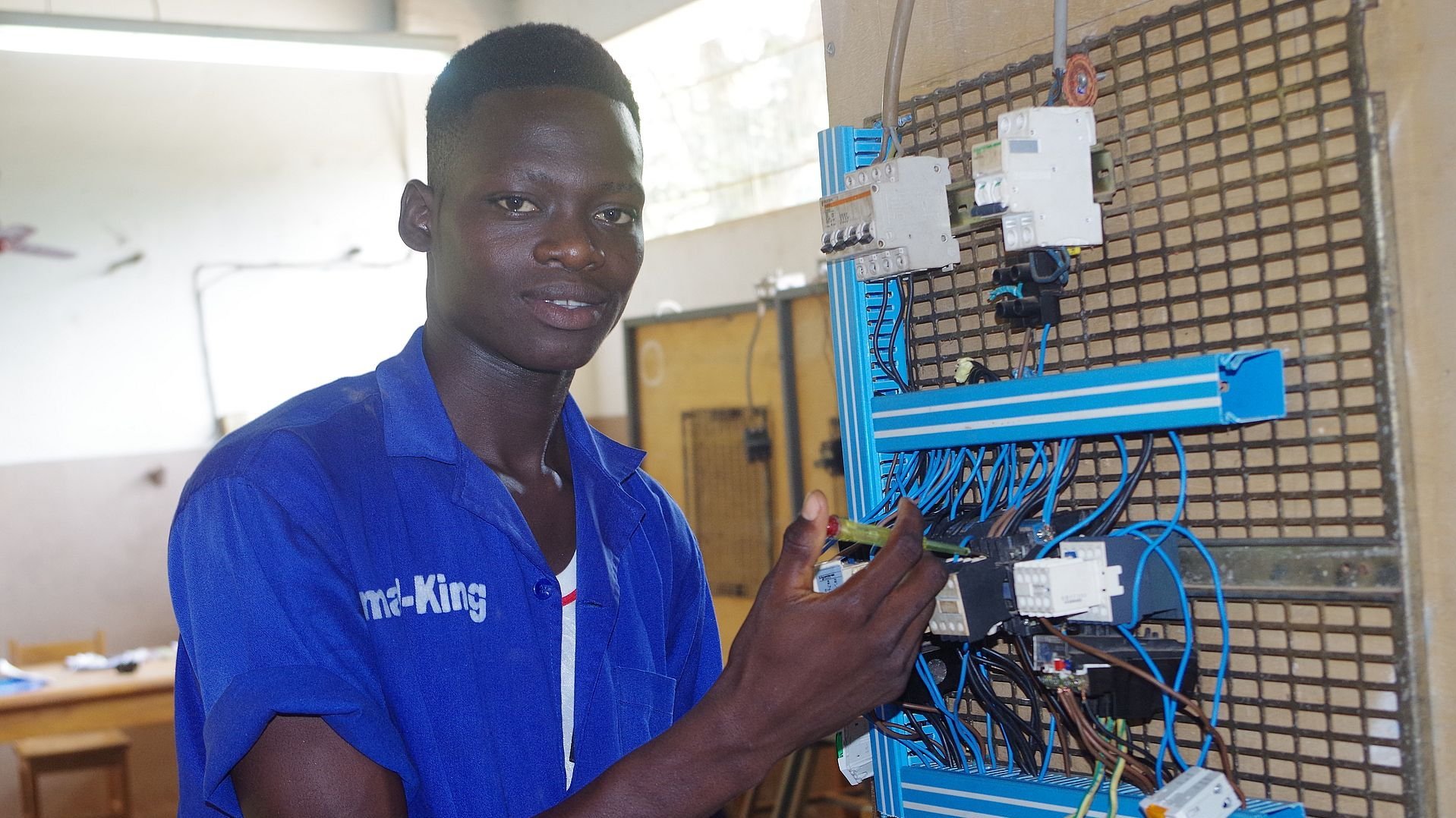 Elfenbeinküste: Elektrik-Azubi in der Don Bosco Berufsschule Duekoue