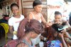 Sierra Leone: Friseurazubis probieren sich aus