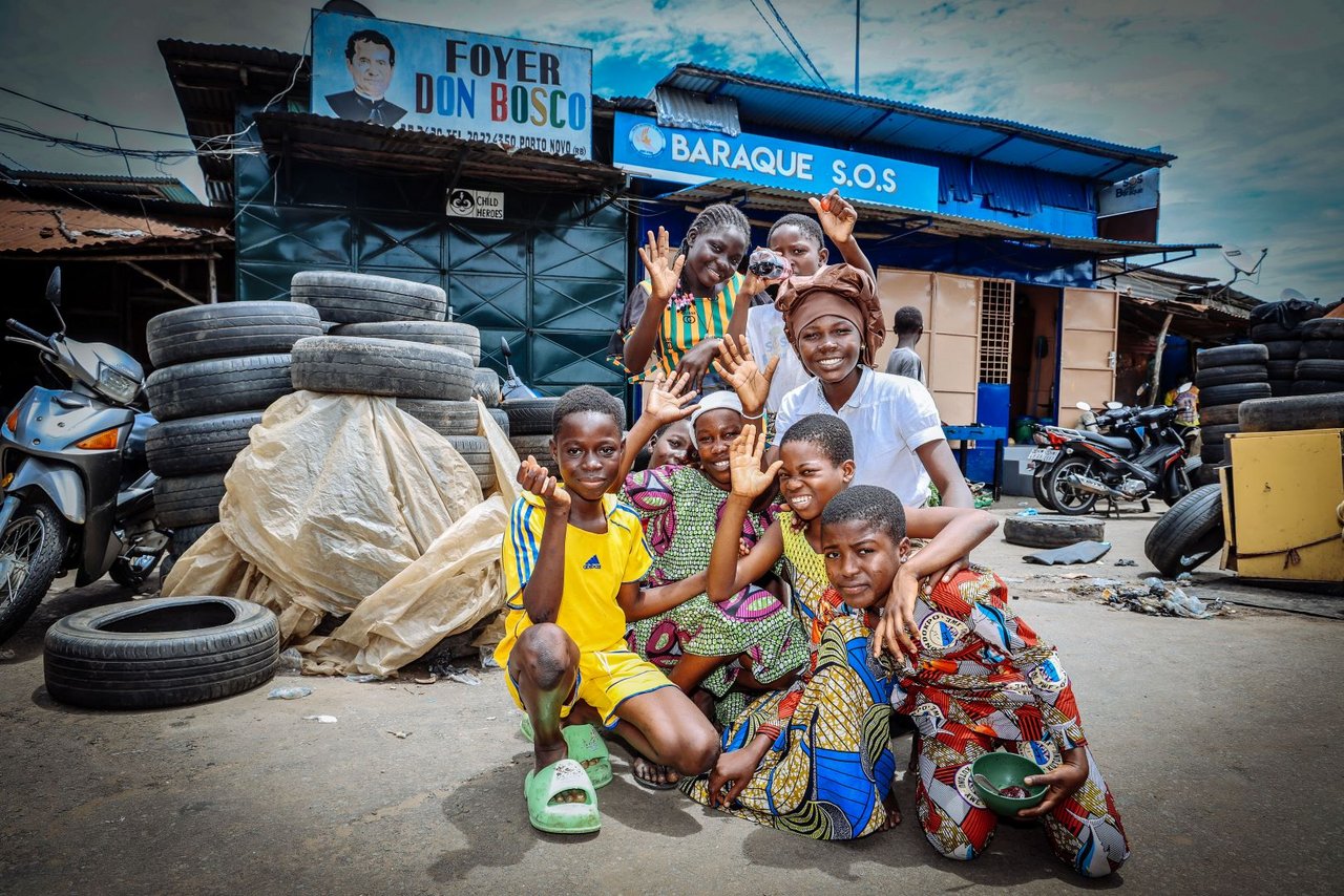 Benin: Mädchen vor der Don Bosco Anlaufstelle in Cotonou