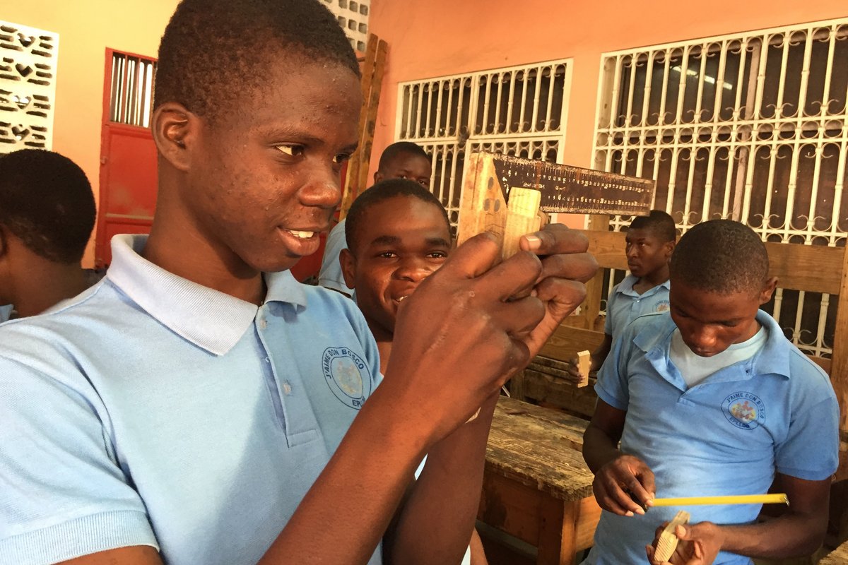 Haiti: Tischlerazubi bei Don Bosco