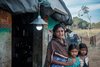 Indien: Mutter mit Kindern vor ihrem Haus