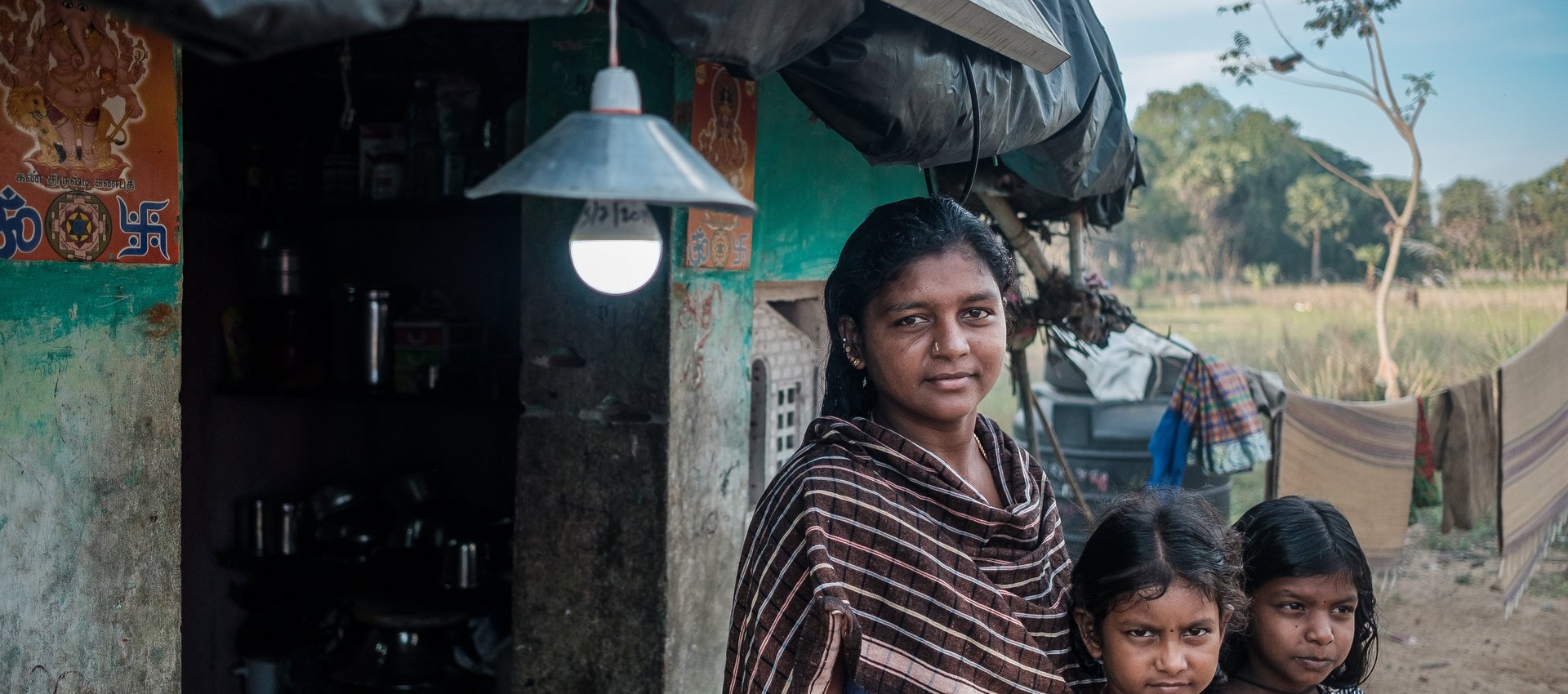 Indien: Mutter mit Kindern vor ihrem Haus
