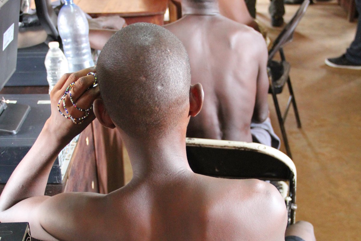 Sierra Leone: Häftlinge des Pademba Gefängnisses sitzen hintereinander